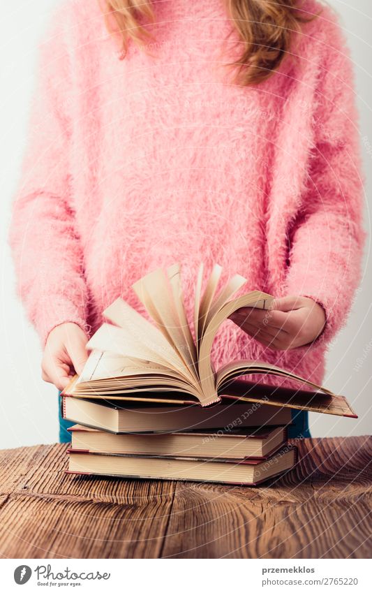 Junges Mädchen blättert die Seiten des Buches in der Bibliothek um. Lifestyle Erholung Freizeit & Hobby lesen Schule lernen Mensch Frau Erwachsene Jugendliche