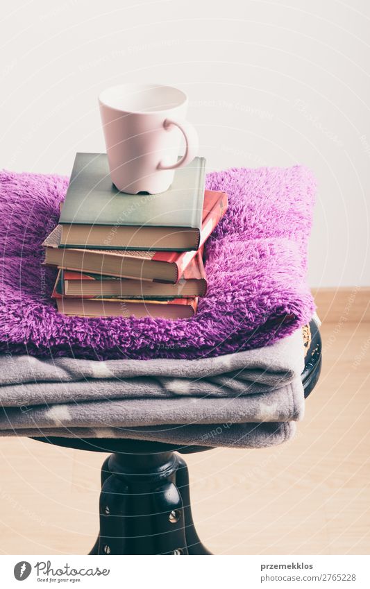 Ein paar Bücher mit Tasse Kaffee und Decke auf Holzstuhl Becher Lifestyle Erholung Freizeit & Hobby lesen Stuhl Buch Wärme genießen braun Geborgenheit bequem