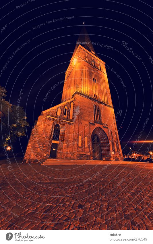 Die Petrikirche Rostock Stadtzentrum überbevölkert Kirche Dom Turm Sehenswürdigkeit Stein dunkel gelb orange Nacht superweitwinkel Langzeitbelichtung sterne