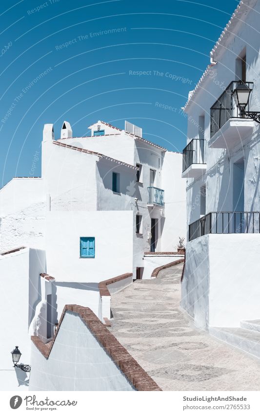 Straße mit weißen Häusern unter blauem Himmel Ferien & Urlaub & Reisen Haus Stadt Gebäude Architektur Fassade Balkon Farbe Tradition Andalusia andalusisch
