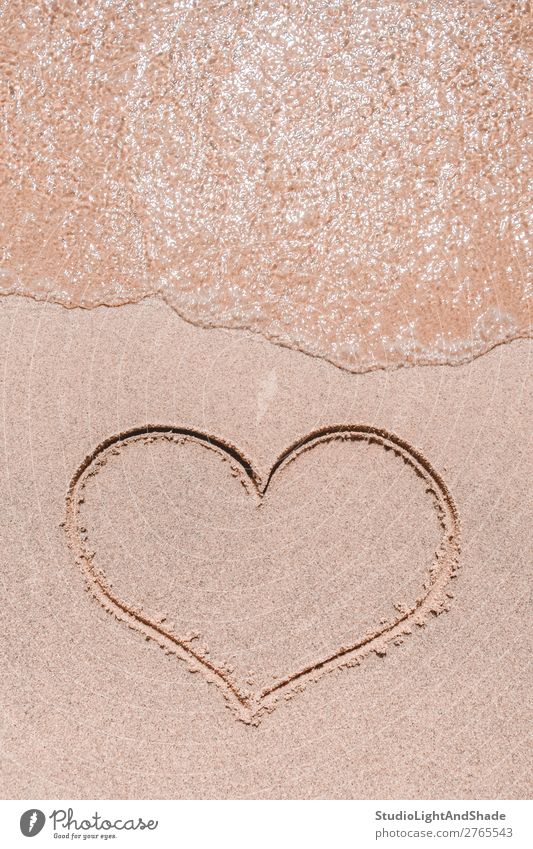 Ozeanwelle und Herz auf den Sand gezeichnet Strand Valentinstag Kunst Natur Küste Linie Liebe zeichnen einfach Gefühle Leidenschaft Romantik Farbe winken Wasser