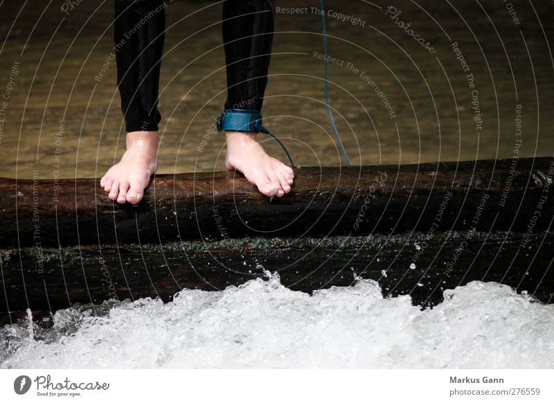 Mut Mensch Fuß 1 stehen nass Farbfoto Außenaufnahme Detailaufnahme Textfreiraum rechts Tag Männerfuß Barfuß Am Rand Gischt Wasserwirbel