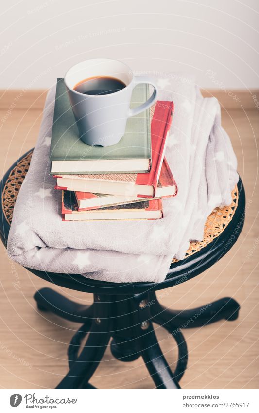 Ein paar Bücher mit Tasse Kaffee und Decke auf Holzstuhl Becher Lifestyle Erholung Freizeit & Hobby lesen Stuhl Buch genießen braun Geborgenheit bequem