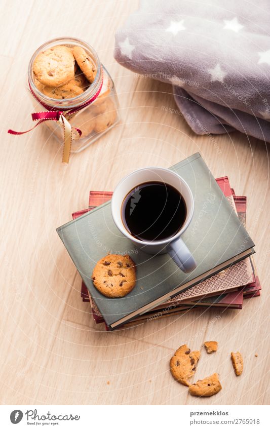 Ein paar Bücher mit Tasse Kaffee und Keksen auf Holzboden Dessert Ernährung Essen Diät Becher Lifestyle Erholung Freizeit & Hobby lesen Buch genießen lecker