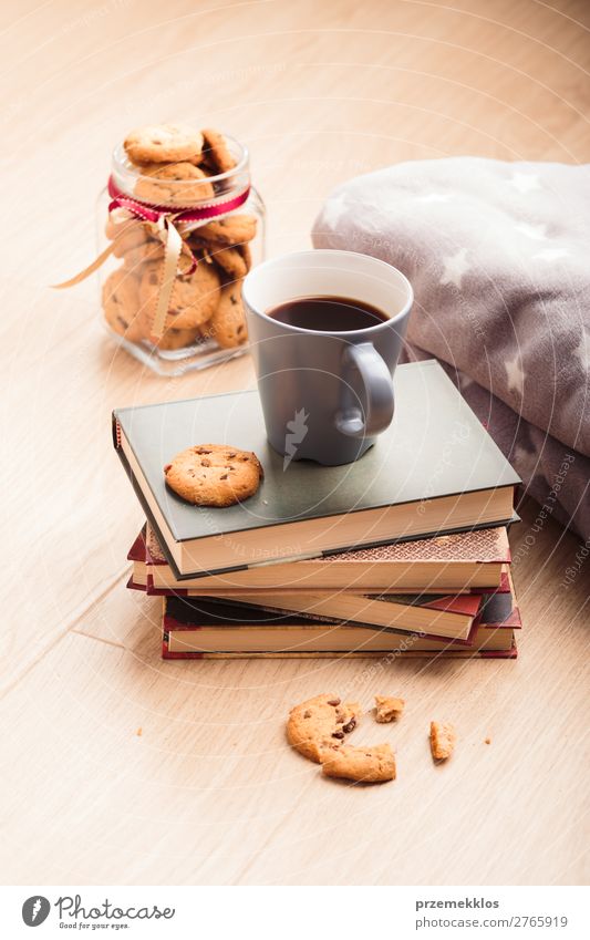 Ein paar Bücher mit Tasse Kaffee und Keksen auf Holzboden Dessert Ernährung Essen Diät Becher Lifestyle Erholung Freizeit & Hobby lesen Tisch Buch genießen