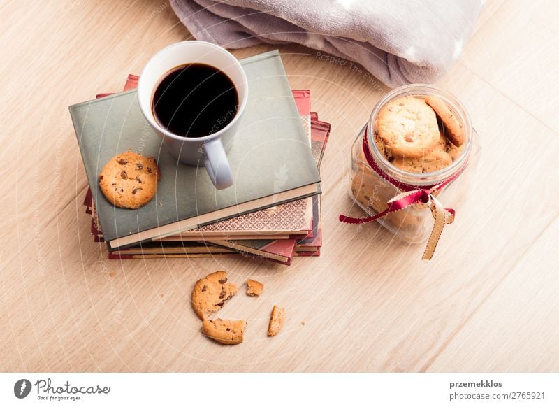 Ein paar Bücher mit Tasse Kaffee und Keksen auf Holzboden Dessert Ernährung Essen Diät Becher Lifestyle Erholung Freizeit & Hobby lesen Tisch Buch genießen