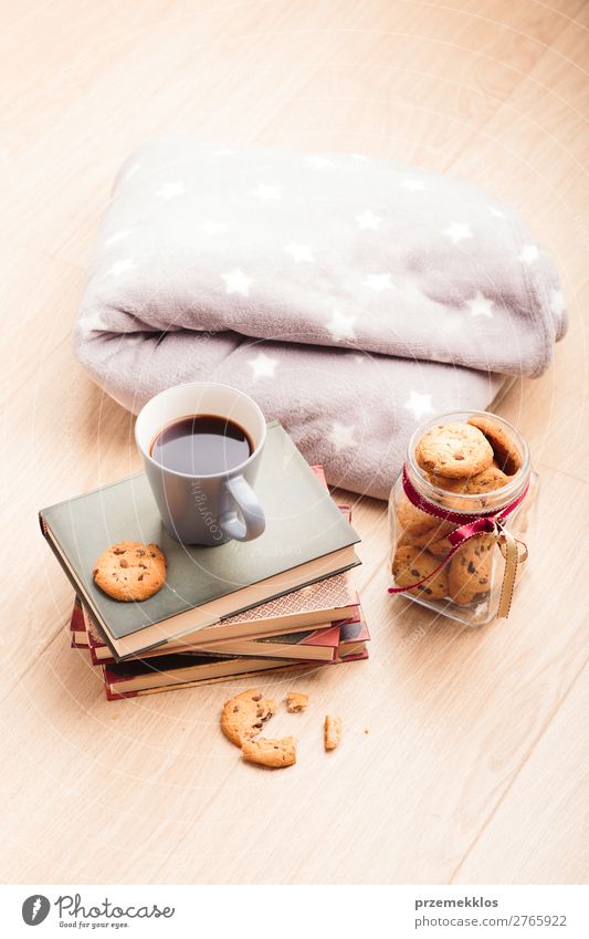 Ein paar Bücher mit Tasse Kaffee und Keksen auf Holzboden Dessert Ernährung Essen Diät Becher Lifestyle Erholung Freizeit & Hobby lesen Tisch Buch Wärme