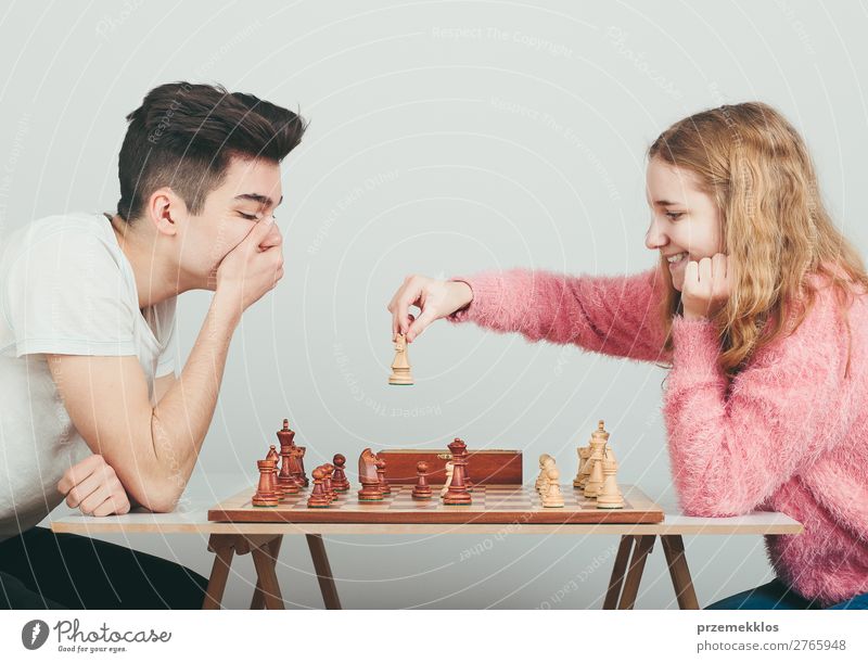 Schachmatt. Lifestyle Freizeit & Hobby Spielen Erfolg Mensch Junge Frau Erwachsene Mann genießen klug schwarz weiß Tatkraft Schlacht schlagen Holzplatte