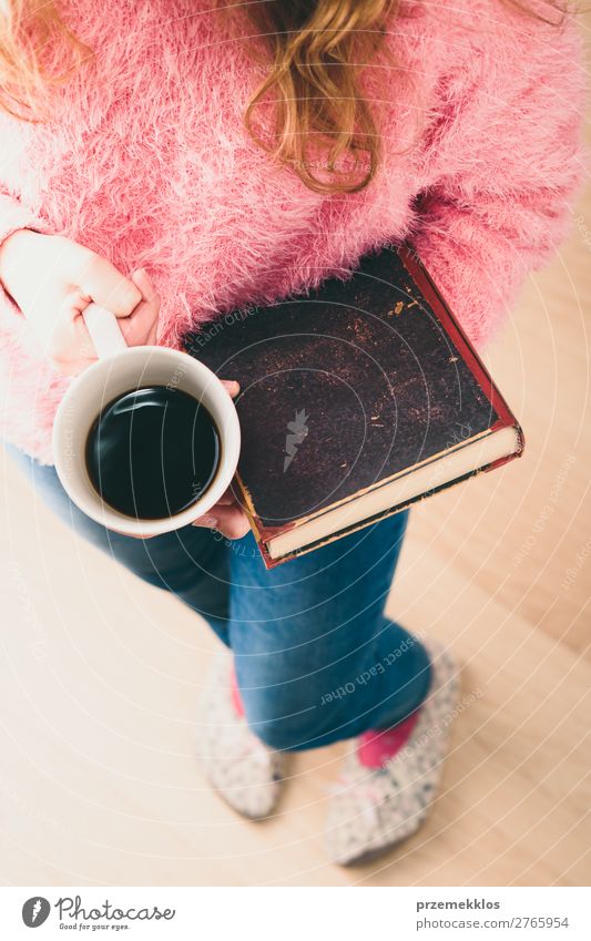 Mädchen mit Buch und Tasse Kaffee zum Entspannen mit einem Buch Lifestyle Erholung Freizeit & Hobby lesen Kind Mensch Frau Erwachsene Wärme blond genießen rosa
