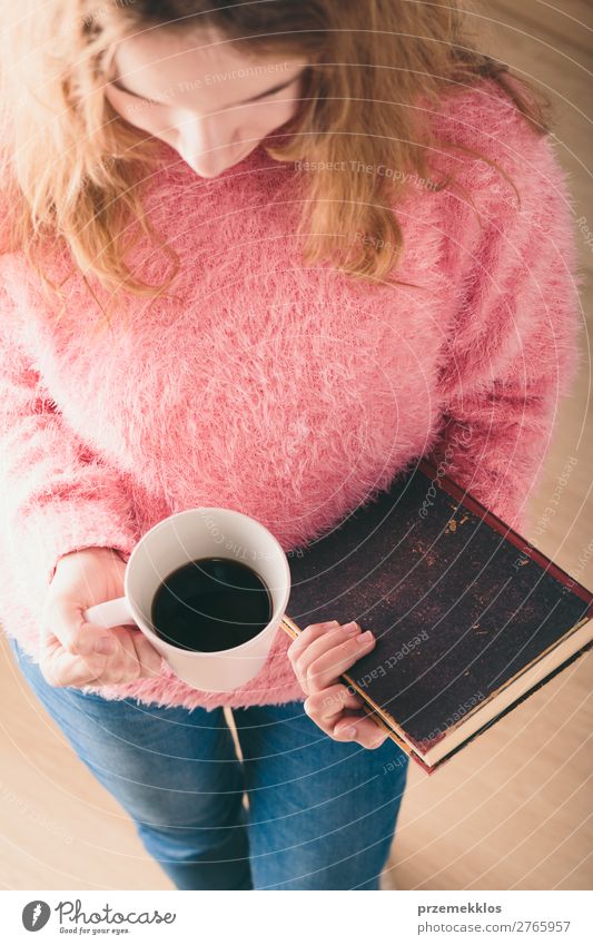 Ich genieße das Lesen eines Buches. Kaffee Lifestyle Erholung Freizeit & Hobby lesen Kind Mensch Frau Erwachsene Wärme blond genießen rosa rot Geborgenheit
