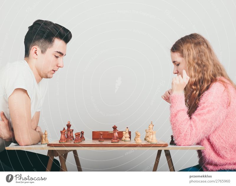 Mädchen und Junge spielen zu Hause Schach Lifestyle Freizeit & Hobby Spielen Erfolg Mensch Frau Erwachsene Mann genießen klug schwarz weiß Tatkraft