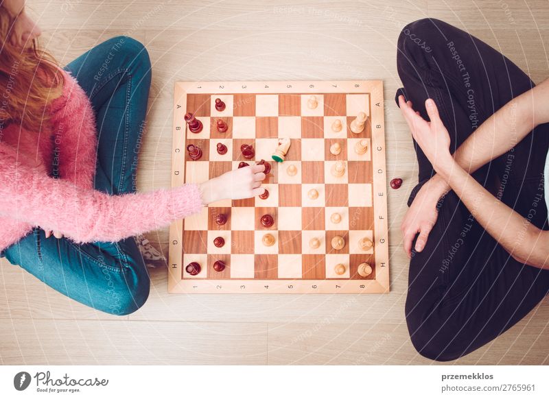 Mädchen und Junge spielen zu Hause Schach. Lifestyle Freizeit & Hobby Spielen Erfolg Mensch Frau Erwachsene Mann genießen klug schwarz weiß Tatkraft