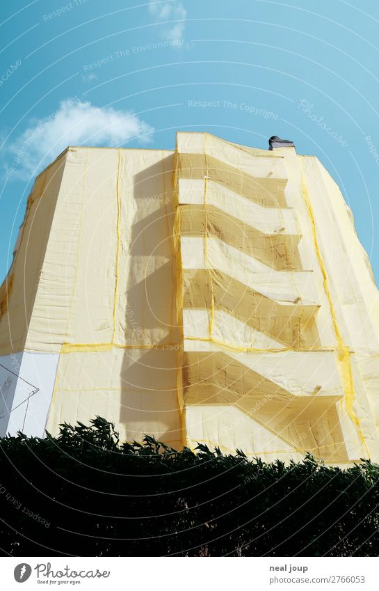 Yellow dress Schönes Wetter Spanien Hotel Fassade Verpackung Beton Kunststoff warten ästhetisch hässlich trashig Stadt blau gelb Ordnungsliebe Reinlichkeit