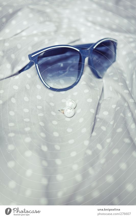 accessoires Mode Kleid Accessoire Schmuck Ohrringe Sonnenbrille ästhetisch elegant retro blau grau weiß gepunktet Perle Farbfoto Gedeckte Farben Innenaufnahme