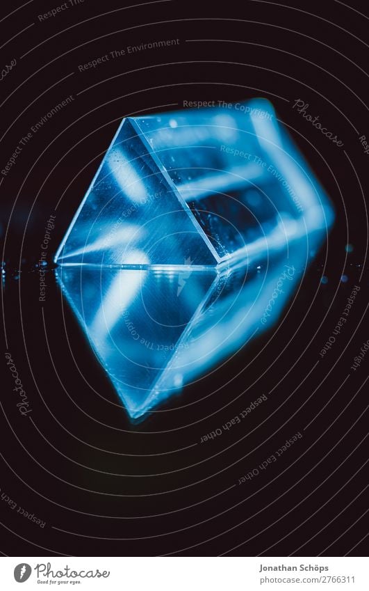 Futuristische Prisma Sciencefiction Geometrie Wissenschaften Computer Informationstechnologie retro blau rot schwarz Weltall Außerirdischer Dreieck