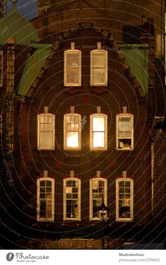 Front eines alten Hauses in London England Europa Stadt Stadtzentrum Fassade Fenster Giebelseite leuchten Nostalgie Vergangenheit Wandel & Veränderung