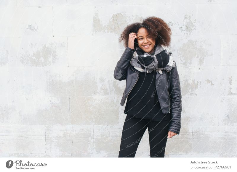 Lächelnde Frau in Lederjacke Beton Wand Jugendliche attraktiv Mensch Mode Stil Design lässig blanko anhaben Bekleidung ausleeren Körperhaltung Porträt Idee