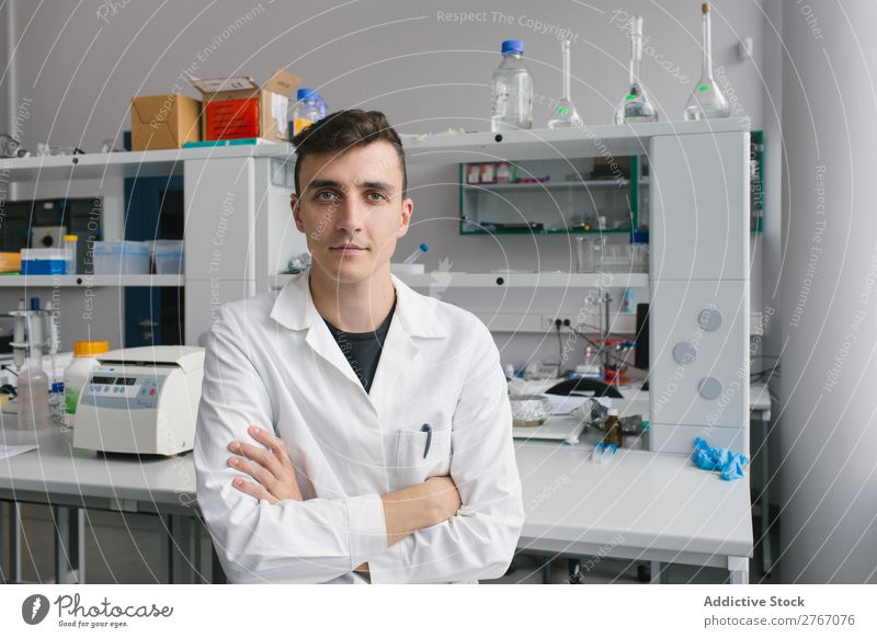 Junger Mann im Labor Arbeit & Erwerbstätigkeit Wissenschaften Mensch die Arme verschränkt Blick in die Kamera forschen Wissenschaftler Medikament Chemie