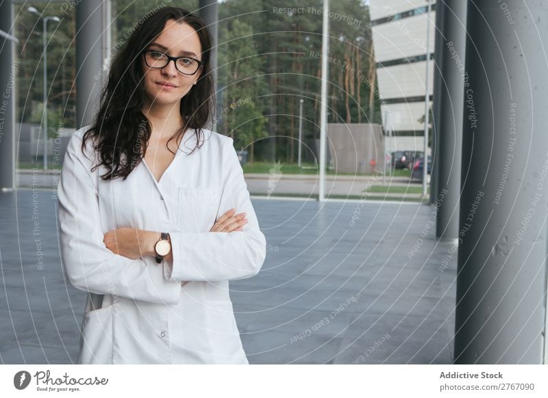 Frau in Weiß im modernen Gebäude Labor Arbeit & Erwerbstätigkeit Wissenschaften Zeitgenosse Mensch forschen Wissenschaftler Medikament Chemie