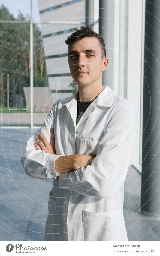 Mann in Weiß im modernen Gebäude Labor Arbeit & Erwerbstätigkeit Wissenschaften Zeitgenosse Mensch forschen Wissenschaftler Medikament Chemie