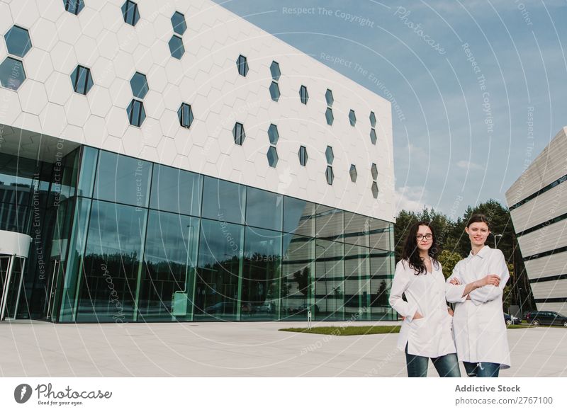 Frauen in Weiß im modernen Gebäude Labor Arbeit & Erwerbstätigkeit Wissenschaften Zeitgenosse Mensch forschen Wissenschaftler Medikament Chemie