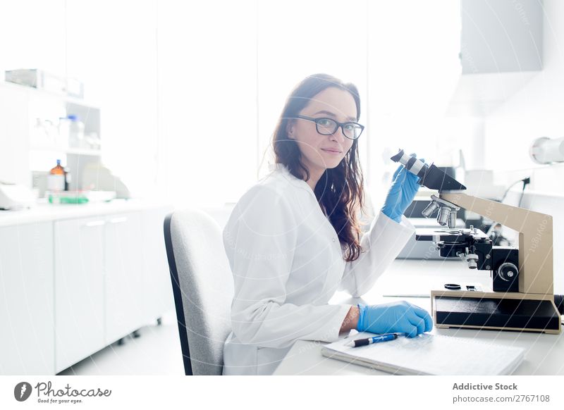 Frau, die mit dem Mikroskop arbeitet Labor Arbeit & Erwerbstätigkeit Wissenschaften beobachten Mensch forschen Wissenschaftler Medikament Chemie
