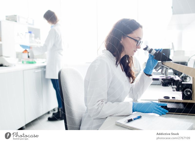 Frau beim Betrachten des Mikroskops Labor Arbeit & Erwerbstätigkeit Wissenschaften beobachten Mensch forschen Wissenschaftler Medikament Chemie