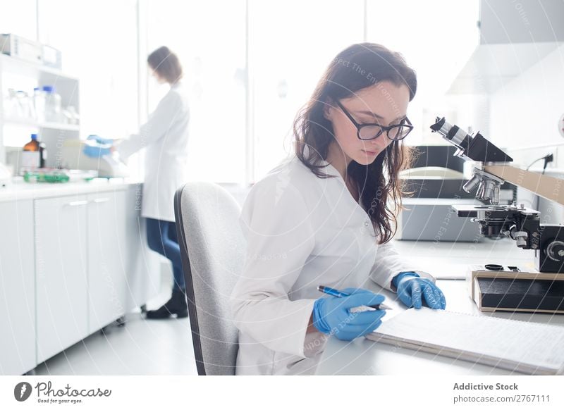 Junge Frauen, die im Labor arbeiten Arbeit & Erwerbstätigkeit Wissenschaften Musiknoten nehmen Mensch forschen Wissenschaftler Medikament Chemie