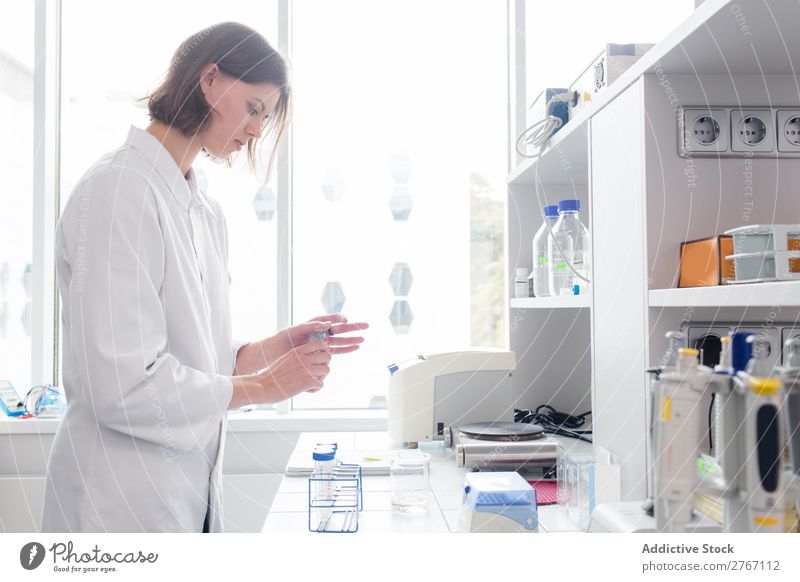 Frau, die im Labor arbeitet Arbeit & Erwerbstätigkeit Wissenschaften Mensch forschen Wissenschaftler Medikament Chemie Technik & Technologie Chemiker Arzt