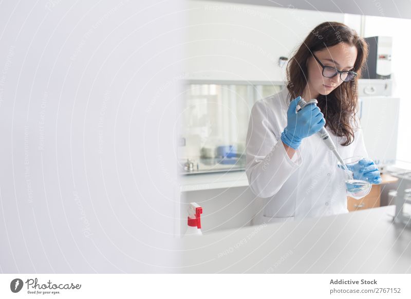 Frau hält Flasche im Labor. Arbeit & Erwerbstätigkeit Wissenschaften Erlenmeyerkolben Glas forschen Wissenschaftler Medikament Chemie Technik & Technologie