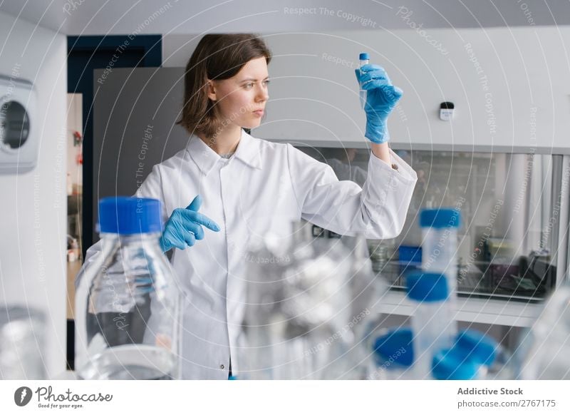 Arbeiter beim Blick auf das Reagenzglas Labor Arbeit & Erwerbstätigkeit Wissenschaften Frau liquide Gießen Putten Mensch forschen Wissenschaftler Medikament