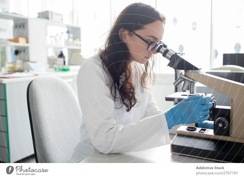 Frau beim Betrachten des Mikroskops Labor Arbeit & Erwerbstätigkeit Wissenschaften beobachten Mensch forschen Wissenschaftler Medikament Chemie