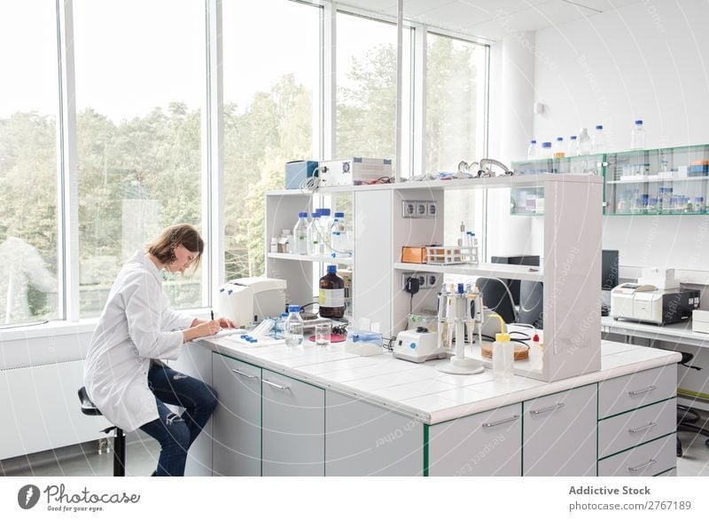Frau schreibt im Labor Arbeit & Erwerbstätigkeit Wissenschaften sitzen schreibend Mensch forschen Wissenschaftler Medikament Chemie Technik & Technologie