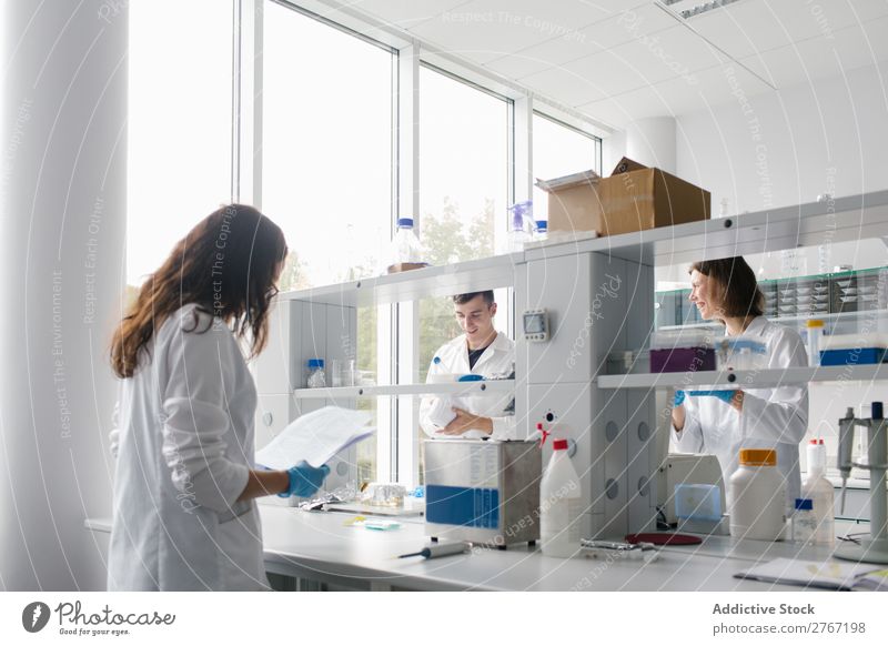 Menschen arbeiten im Labor zusammen Arbeit & Erwerbstätigkeit Wissenschaften Frau Mann Zusammenarbeit forschen Wissenschaftler Medikament Chemie