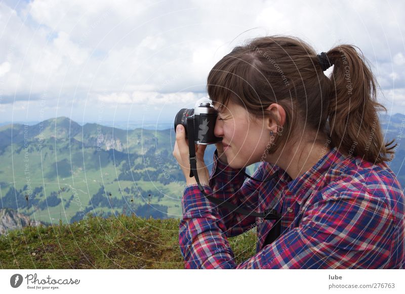 Bitte lächeln! Freizeit & Hobby Berge u. Gebirge feminin Junge Frau Jugendliche 1 Mensch 18-30 Jahre Erwachsene Landschaft Fotografie Fotografieren camera