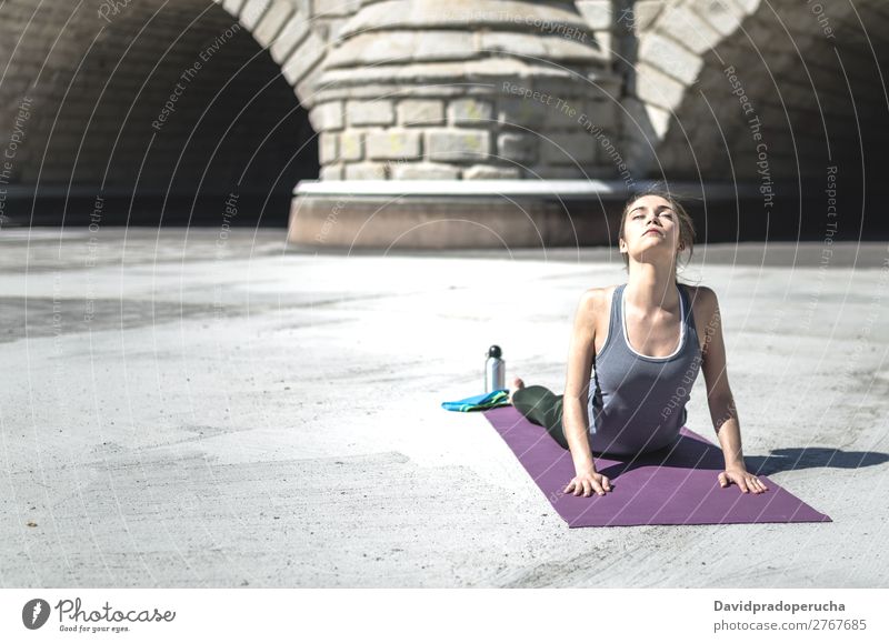 Frau macht Yoga und pilates outdoor mit ihrer Matte Lifestyle schön Körper Erholung Meditation Sport Mensch Erwachsene Natur Wärme Park brünett Fitness Lächeln