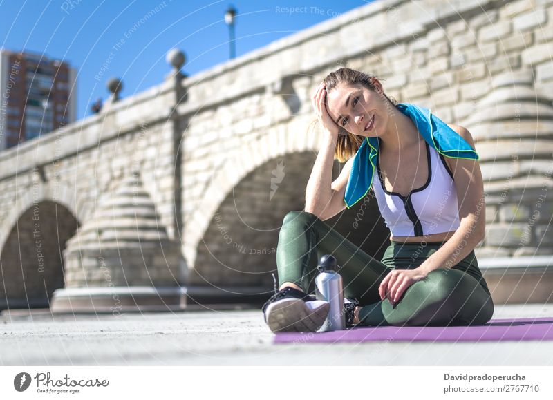 Frau entspannt sich und trinkt Wasser mit Handtuch nach dem Training. Lifestyle schön Körper Erholung Meditation Sport Yoga Mensch Erwachsene Natur Wärme Park