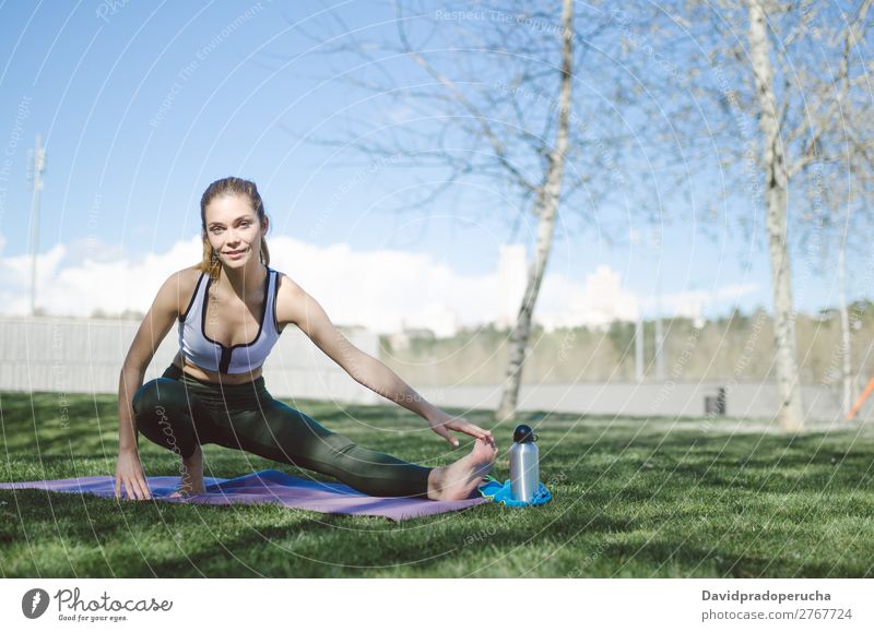 Frau macht Yoga und pilates outdoor mit ihrer Matte Lifestyle schön Körper Erholung Meditation Sport Mensch Erwachsene Natur Wärme Park brünett Fitness Lächeln