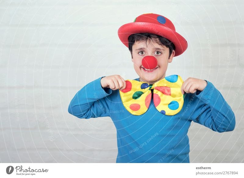 Kind mit Clownsnase und Hut Lifestyle Freude Feste & Feiern Karneval Jahrmarkt Geburtstag Mensch maskulin Junge Kindheit 1 8-13 Jahre Theater Zirkus Lächeln