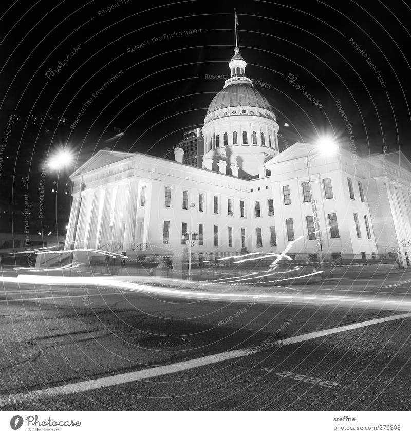 Geisterstunde St. Louis USA Stadt Stadtzentrum Menschenleer Haus Verkehr außergewöhnlich historisch Rathaus Licht Langzeitbelichtung Schwarzweißfoto