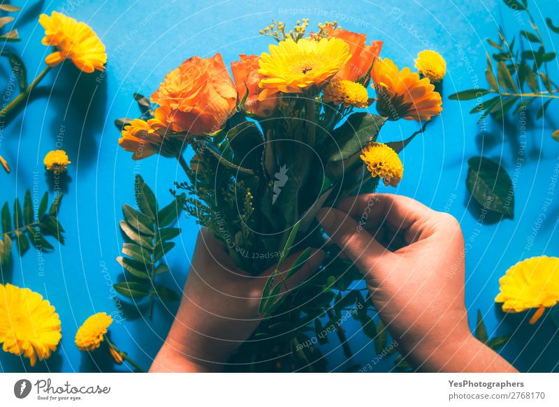 Arrangieren von Blumensträußen aus gelben Blumen auf blauem Tisch Sommer Dekoration & Verzierung Feste & Feiern Schönes Wetter Rose Blüte Papier Ornament Liebe