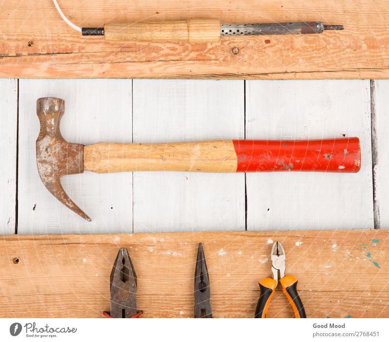 Satz alter Werkzeuge - Hammer, Zange und Lötkolben Arbeit & Erwerbstätigkeit Industrie Holz Metall Stahl Rost bauen dreckig heiß retro rot weiß Hintergrund
