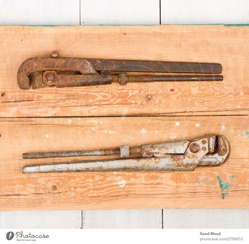 verstellbare Schraubenschlüssel auf Holzuntergrund Arbeit & Erwerbstätigkeit Industrie Werkzeug Metall Stahl Rost alt bauen Idee einstellbar antik Hintergrund
