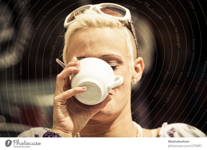 junge Frau trinkt einen Kaffee Kaffeetrinken Getränk Tasse feminin Junge Frau Jugendliche Erwachsene Kopf Hand 1 Mensch 18-30 Jahre Sonnenbrille blond