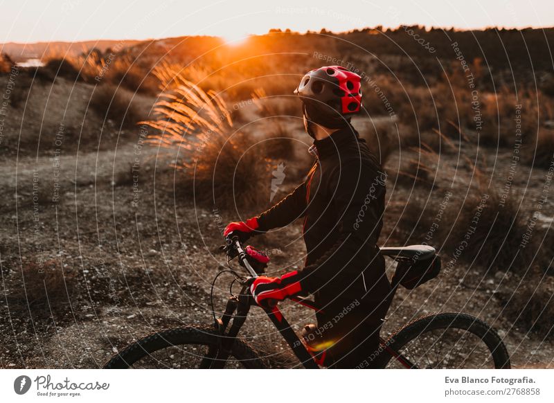 Radfahrer mit dem Fahrrad bei Sonnenuntergang. Sportkonzept Lifestyle Erholung Freizeit & Hobby Abenteuer Sommer Berge u. Gebirge Fahrradfahren maskulin