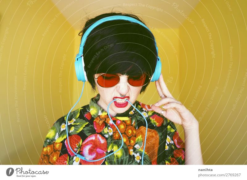 Coole androgyne DJ-Frau in leuchtenden Farben. Stil Design Haare & Frisuren Sommer Party Musik Diskjockey Headset Technik & Technologie Unterhaltungselektronik