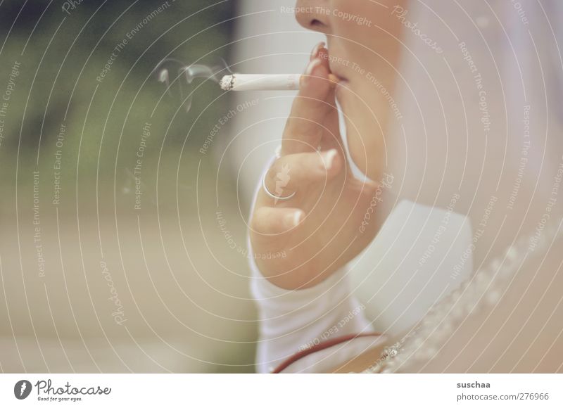 smoking bride Gesicht Nase Mund Hand Finger 1 Mensch 30-45 Jahre Erwachsene Rauchen Gelassenheit Zigarette Ehering Gedeckte Farben Außenaufnahme Detailaufnahme