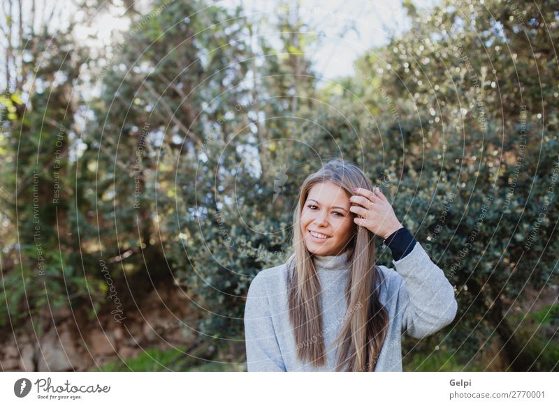 Junge Frau in der Natur Lifestyle Freude Glück schön Gesicht ruhig Winter Weihnachten & Advent Mensch Erwachsene Baum Park Wald Mode blond Lächeln Fröhlichkeit