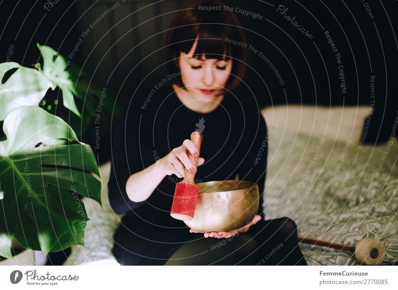 Mindfulness - Woman with singing bowl in her cozy home Gesundheit harmonisch Wohlgefühl Zufriedenheit Sinnesorgane Erholung ruhig Meditation feminin Frau