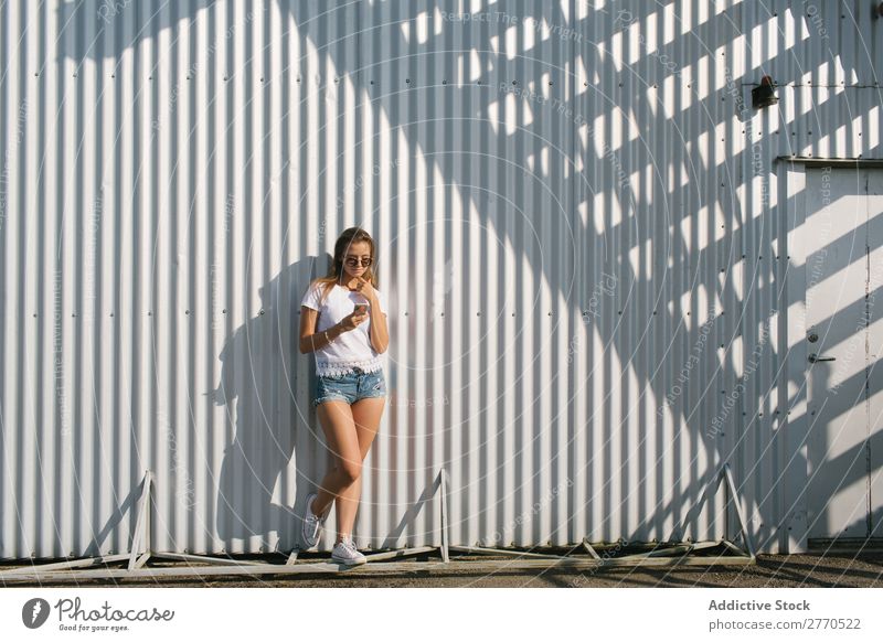 Youngster posiert mit Smartphone auf der Straße Frau Stadt PDA Erholung selbstbewußt Stil Körperhaltung Sommer Technik & Technologie Freizeit & Hobby Verbindung